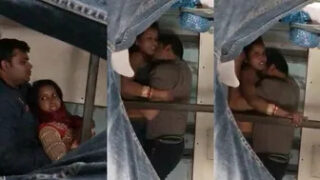 Bhojpuri Open Sex Video married desi couple fucking in train