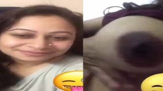 Bhojpuri sex video MILF showing boobs on video call